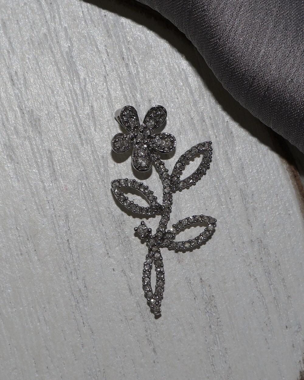 14k White Gold Flower Diamond Pendant 2.31G / 1.2in / 0.24tcw